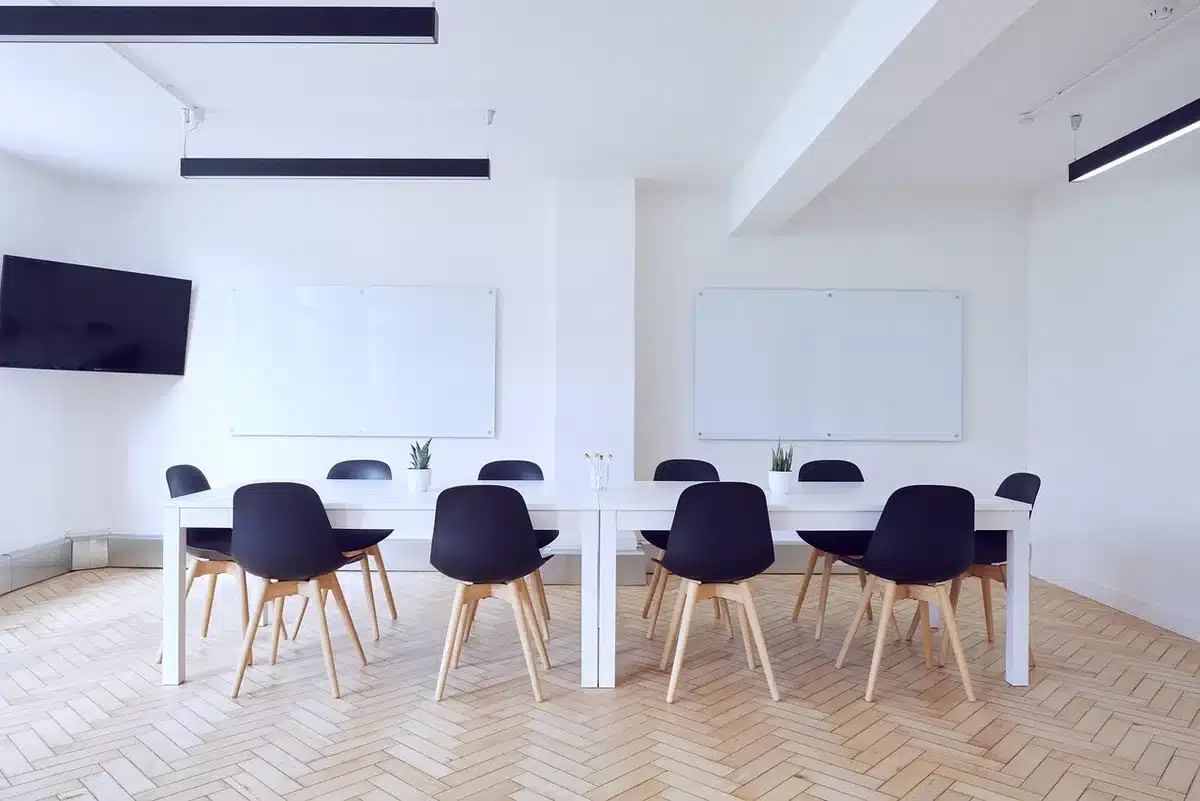 Intérieur d'un centre de prélèvement avec chaises de don et matériel médical