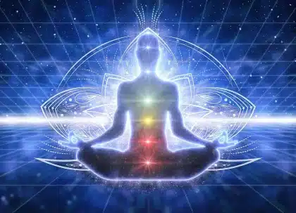 Personne en moment de réflexion personnelle et de conscience émotionnelle, assise calmement.