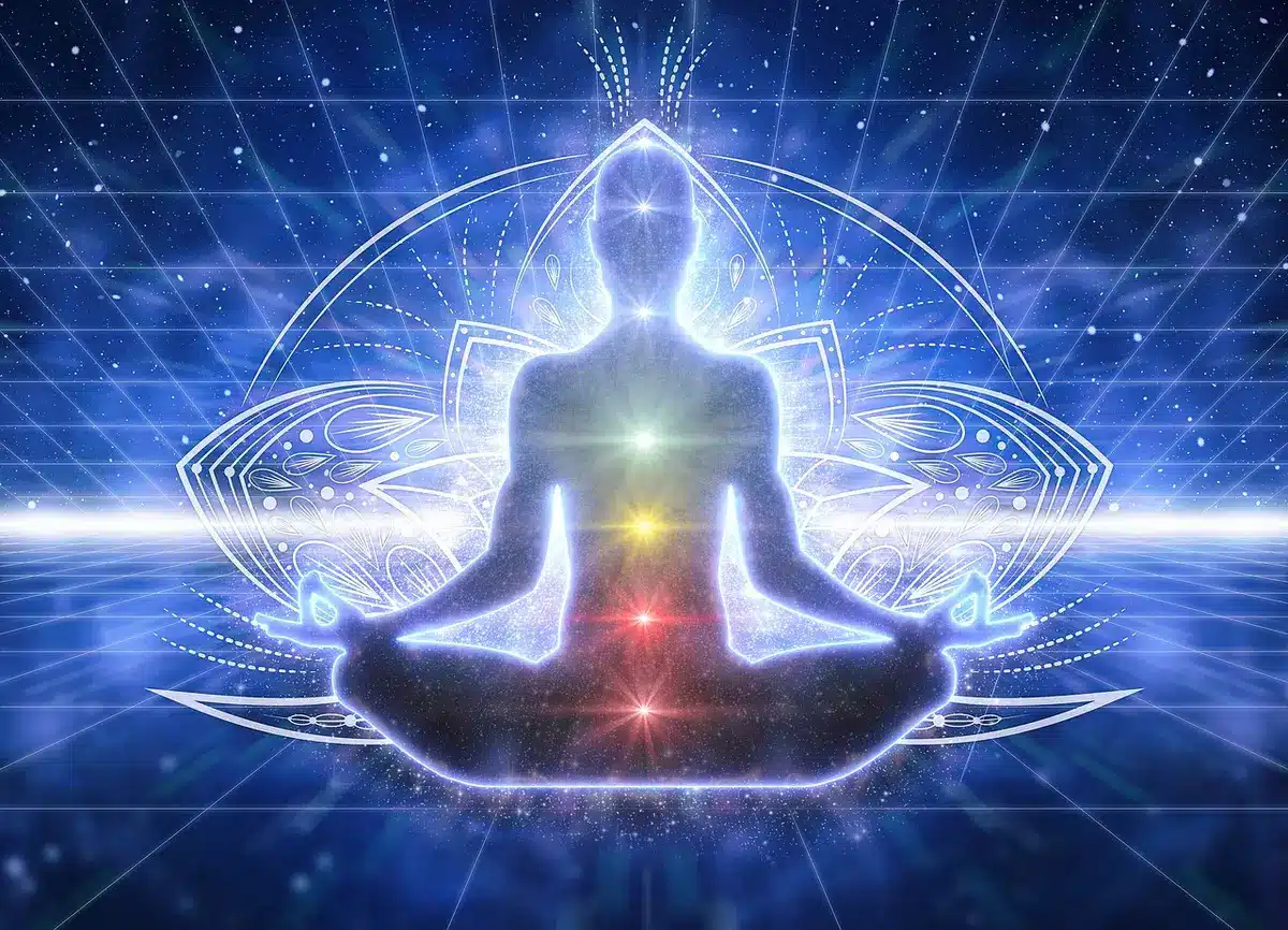 Personne en moment de réflexion personnelle et de conscience émotionnelle, assise calmement.