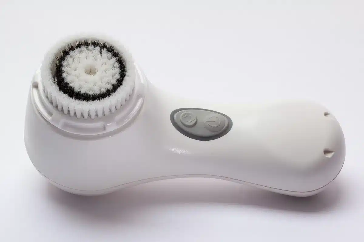 Brossage doux d'une toiture avec brosse à poils souples pour enlever la mousse