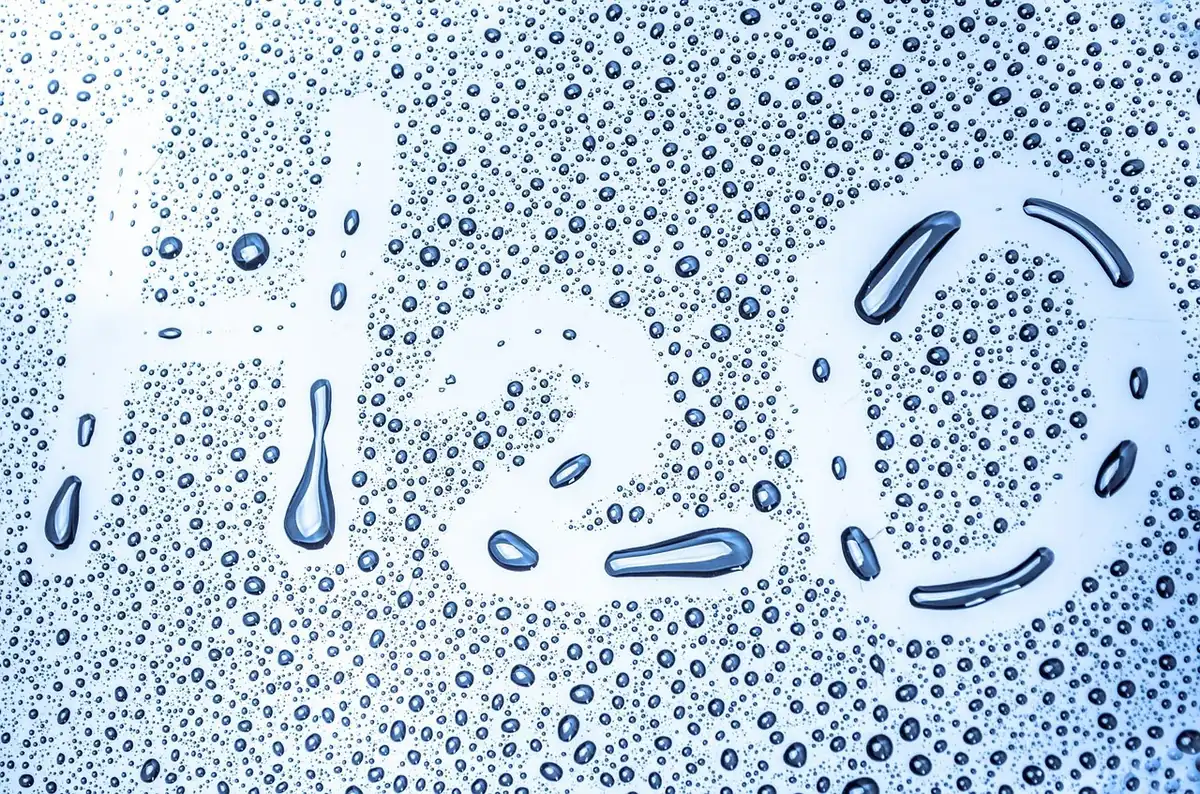 Gouttes de condensation sur un mur de cave en béton près d'une conduite