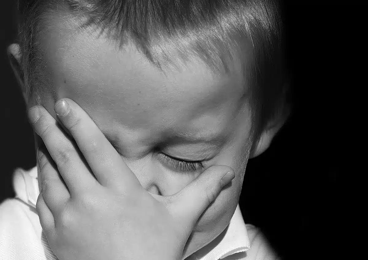 Enfant exprimant sa frustration et ses &eacute;motions par des gestes