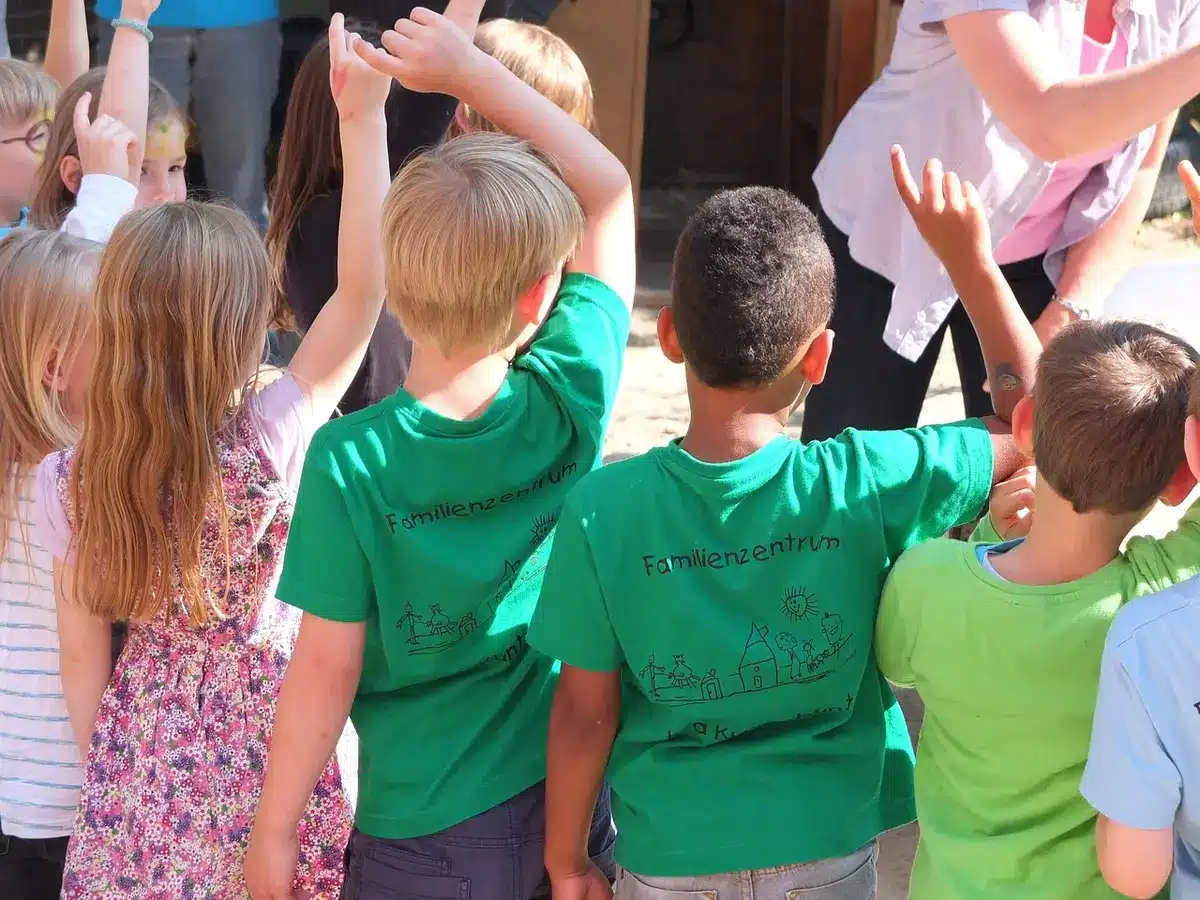 Enfants jouant dans des zones distinctes d'une cr&egrave;che bien organis&eacute;e