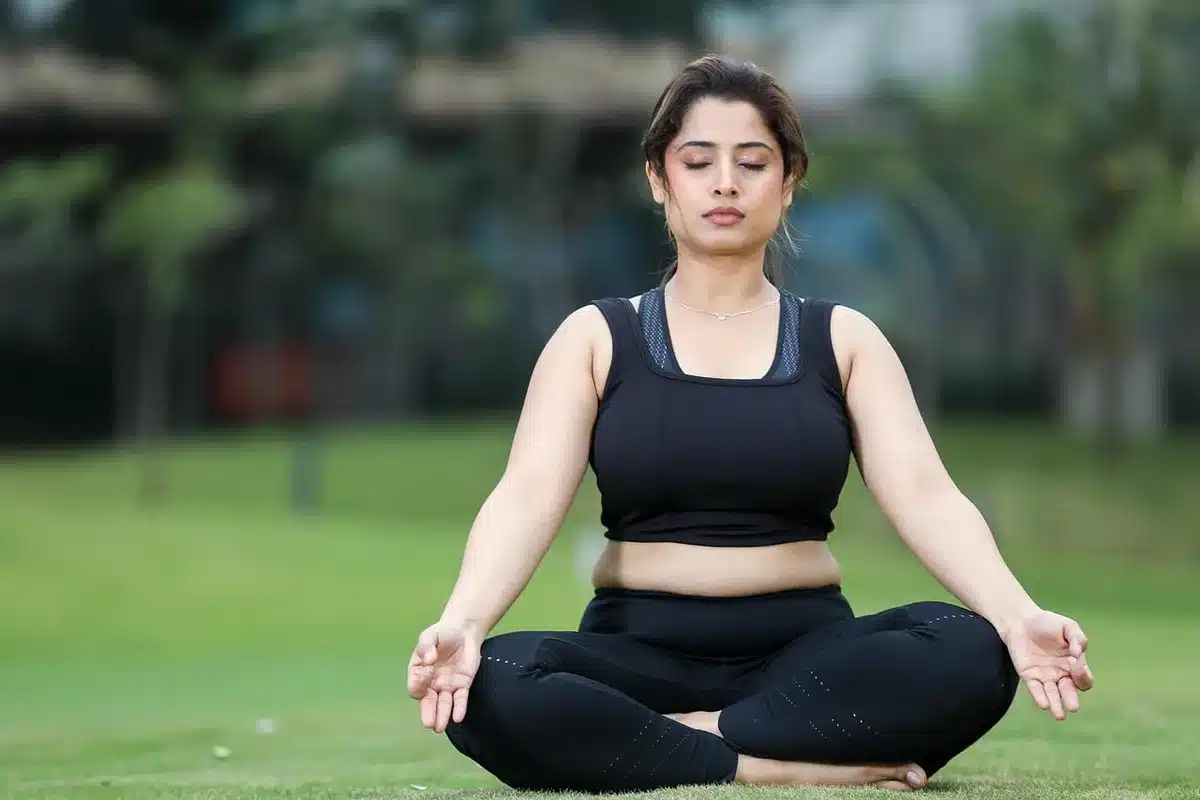 Personne assise pratiquant des exercices de respiration pour calmer l'anxiété