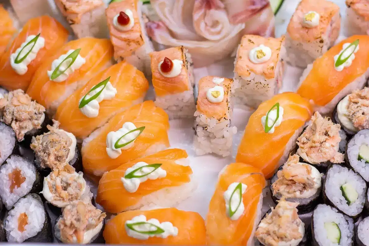 Assiette de sushis et poisson cru montrant aliments à éviter pendant la grossesse