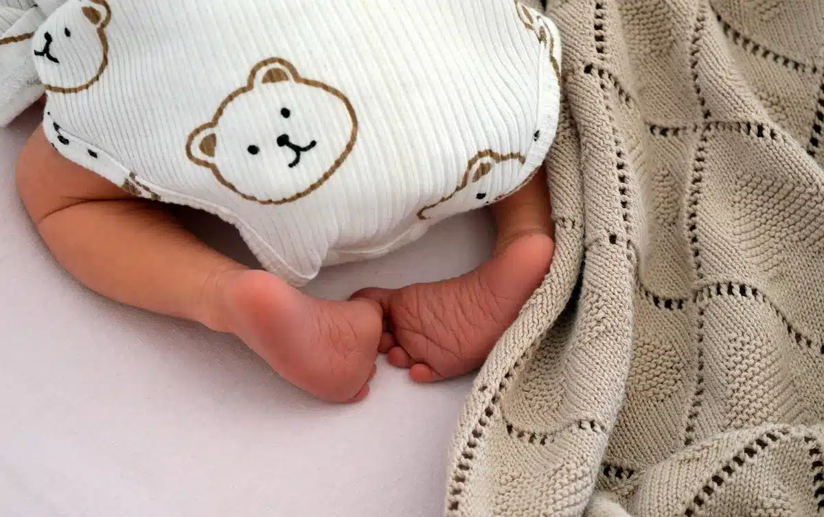 Mains et pieds en gros plan avec fourmillements apparents