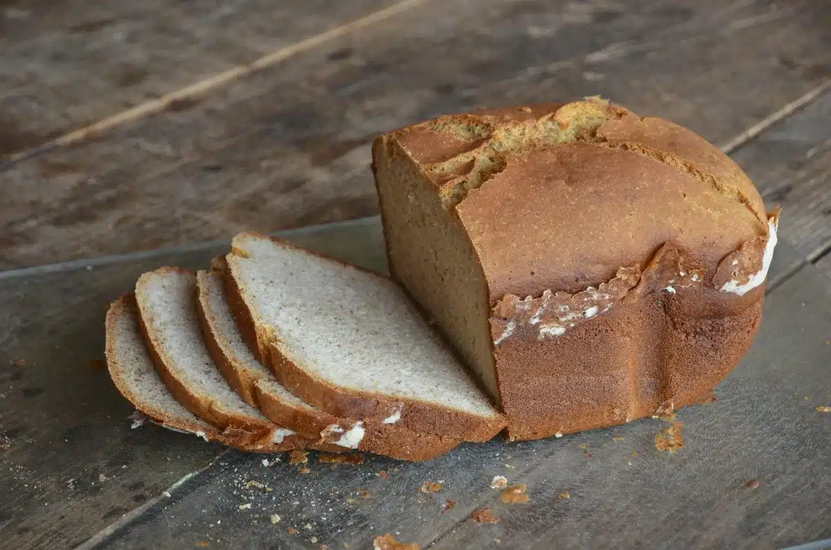 Assortiment de pains sans gluten sur une planche