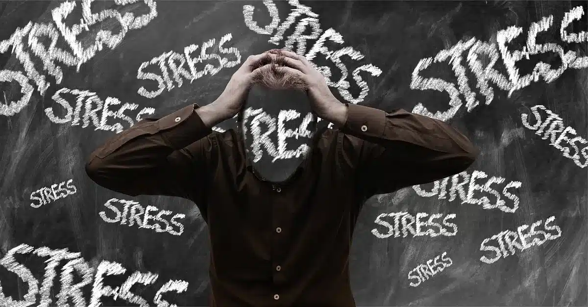 Personne montrant des signes d'anxiété et de stress, représentant les facteurs psychologiques de la somatisation