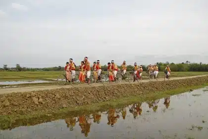 Jambes d'un cycliste en mouvement sur les pédales, vue rapprochée du pédalage circulaire