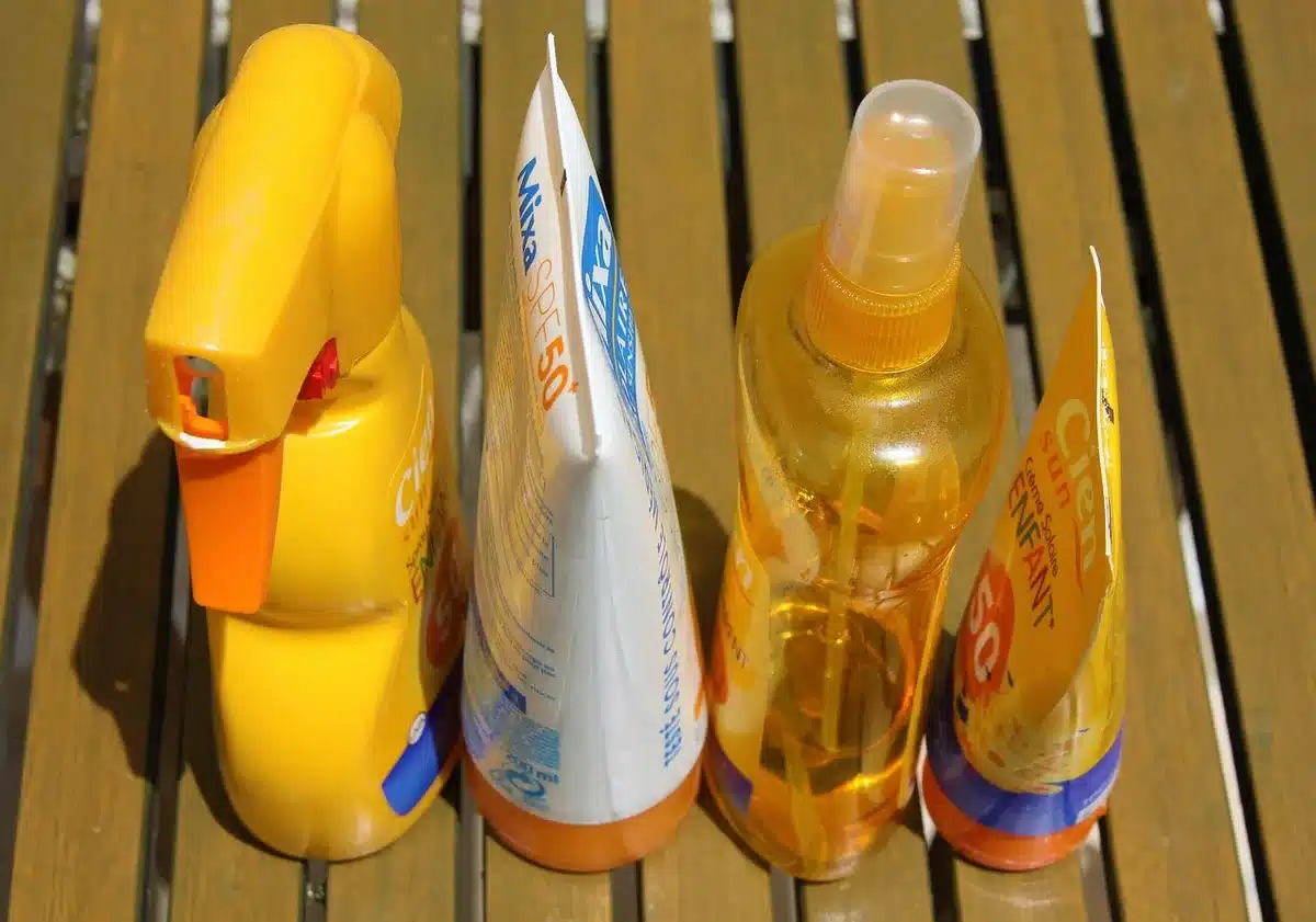 Application de crème solaire sur le visage en plein jour
