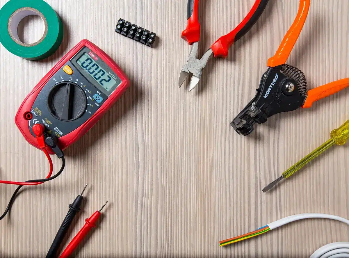 Intervention électrique domestique avec outils et gants de protection