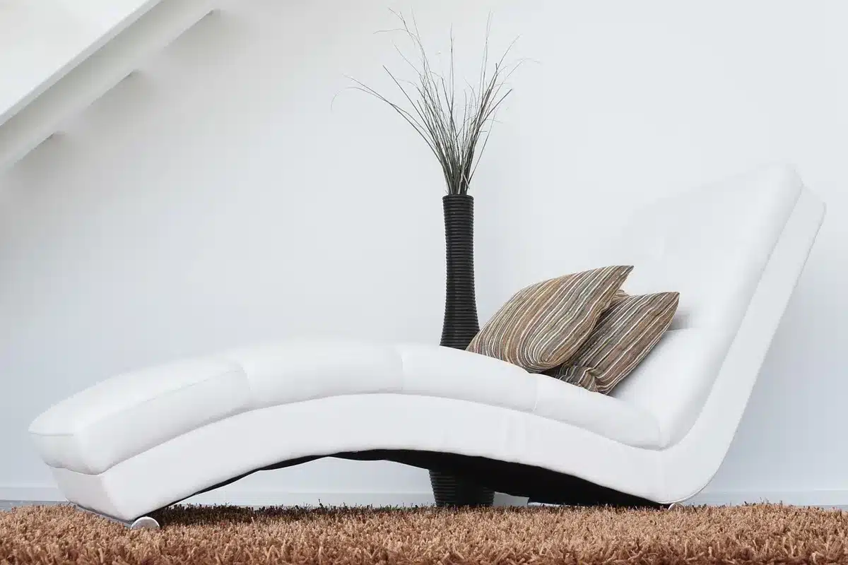 Groupe anonyme réalisant des exercices doux en intérieur