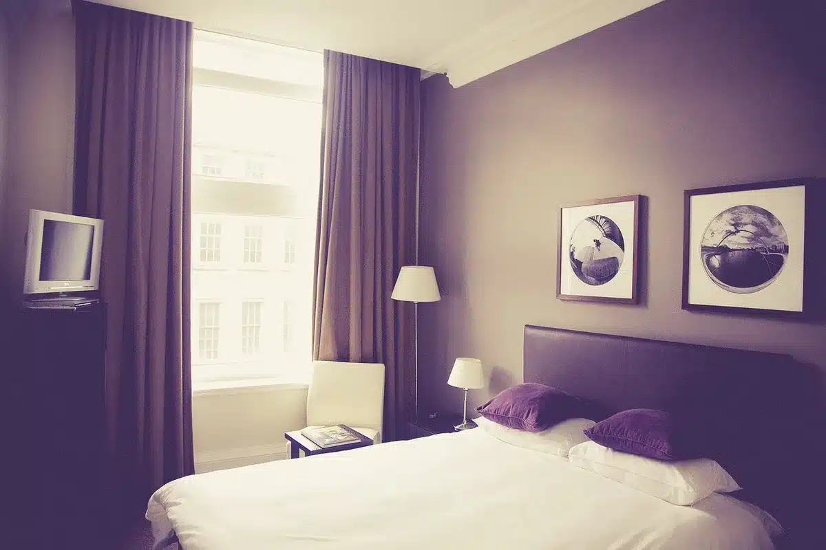 Chambre d'hôtel de jour avec mur d'accent derrière la tête de lit