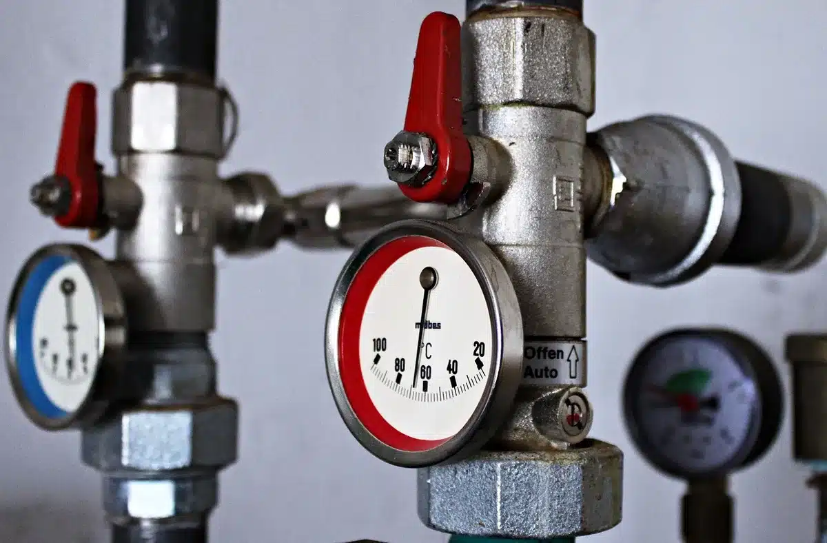 Thermostat installé sur un mur intérieur à hauteur d'environ 1,5 mètre