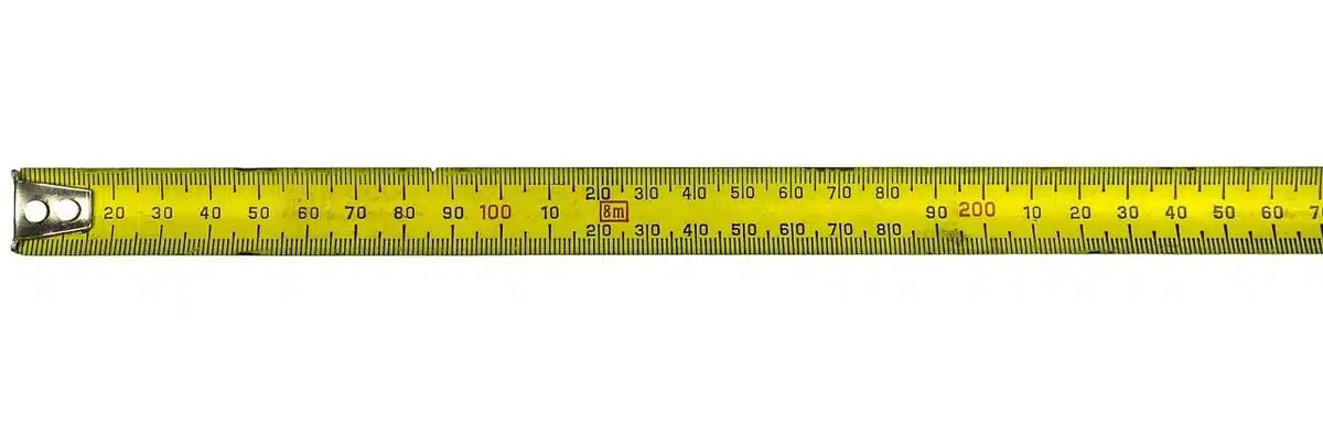 Humidimètre en train de mesurer le taux d'humidité d'une bûche fraîchement fendue