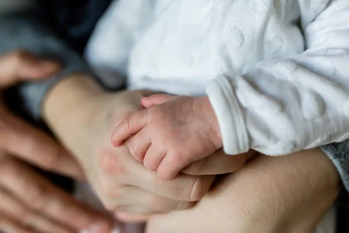 Parent encourageant un tout-petit à parler avec des images