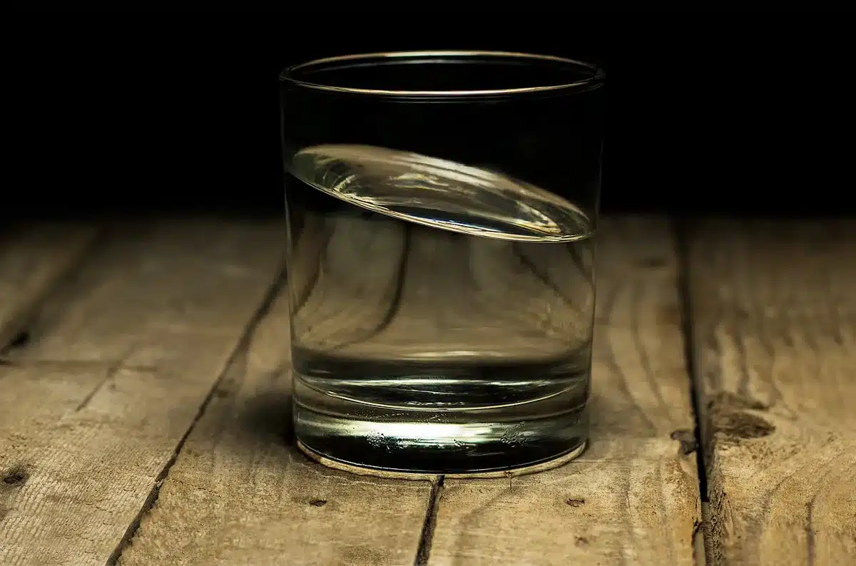 Nettoyage d'une table de jardin en bois à l'eau et savon