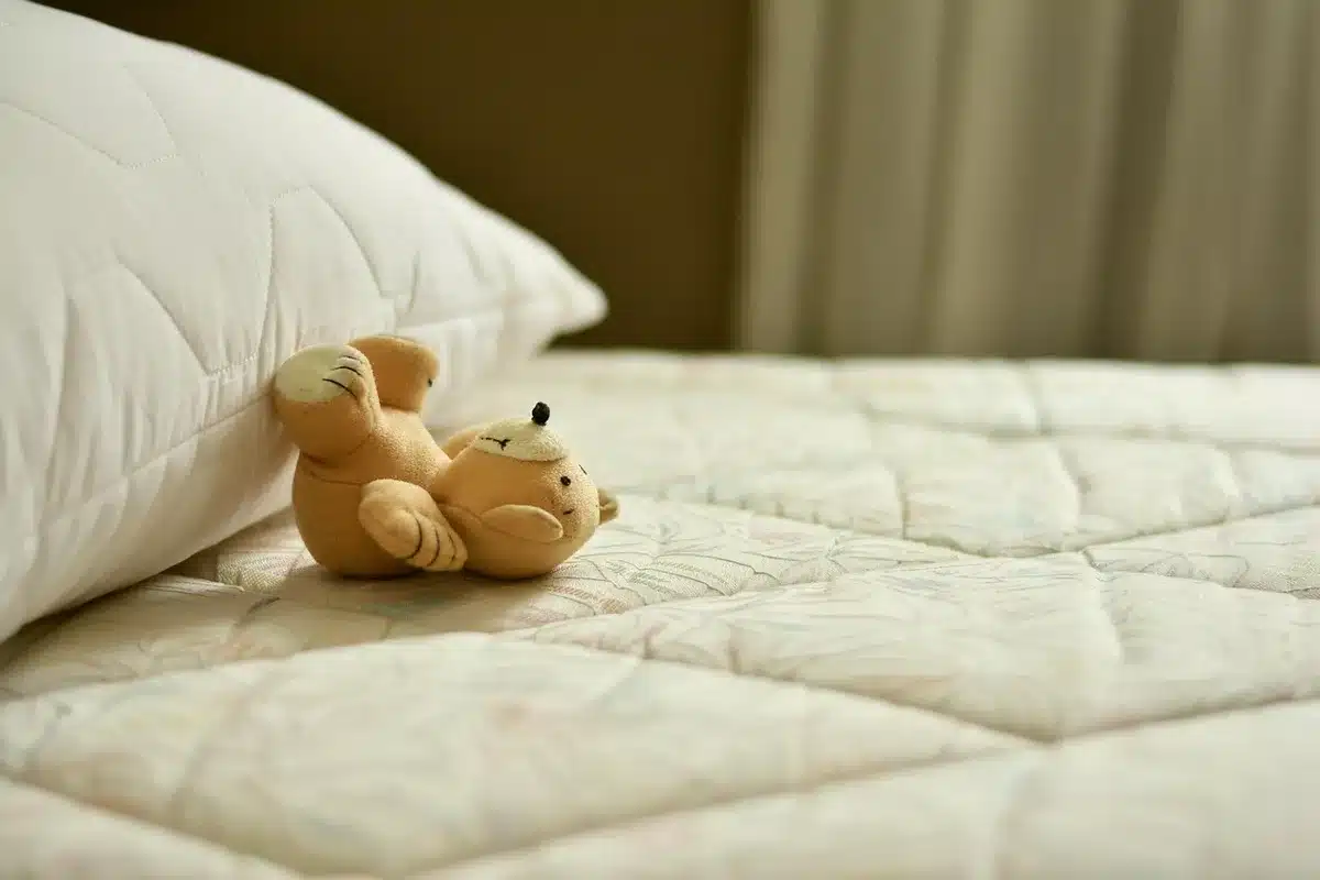 Matelas ferme pour berceau avec drap ajusté