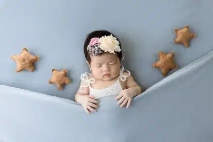 Chambre de bébé en plein jour, berceau avec turbulette et draps bien tendus