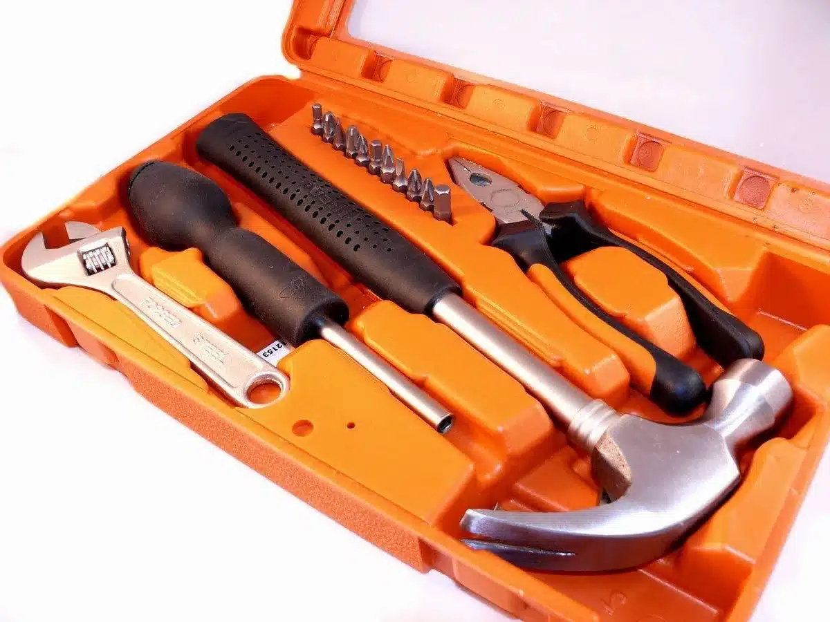 Boîte à outils avec tournevis Torx et plateau pour vis posés sur un établi