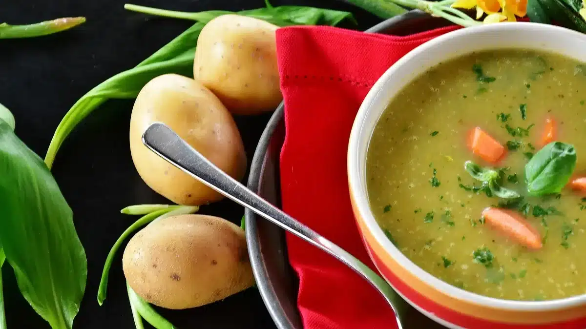 Bol de purée de légumes doux (carotte, courgette, patate douce)