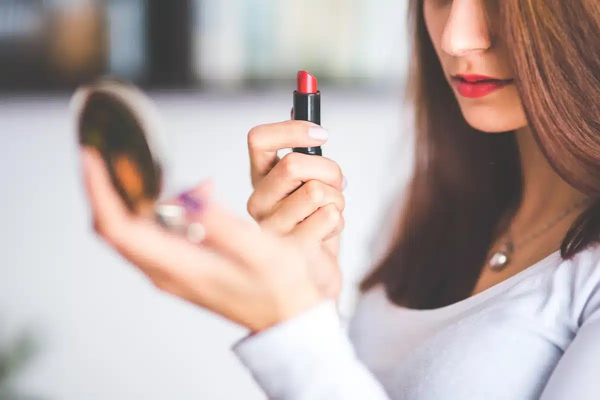 Mains appliquant une crème douce sur la peau