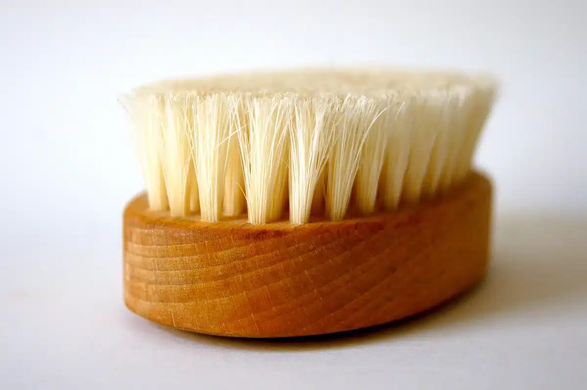 Brosse de gommage et texture grainée d'un produit pour le visage