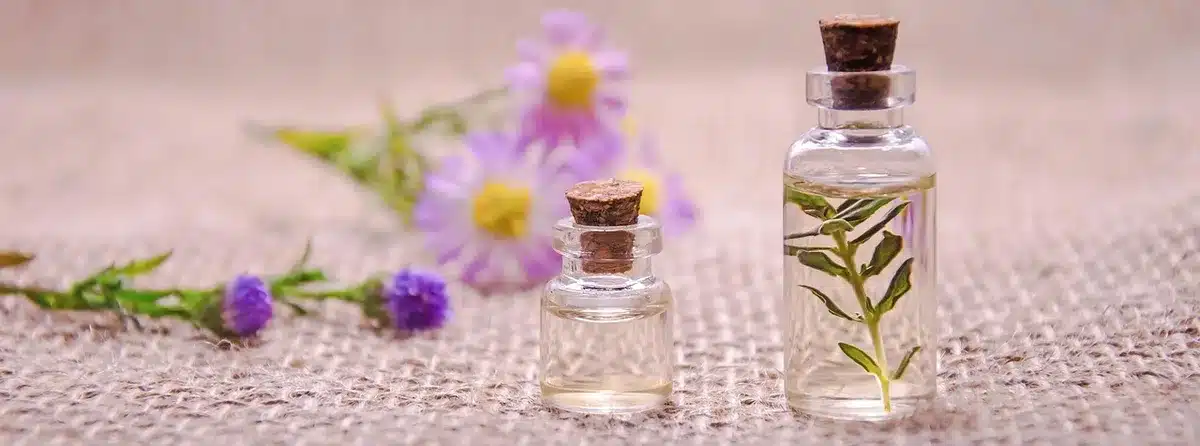 Flacon de sérum exfoliant et goutte posée sur une surface claire