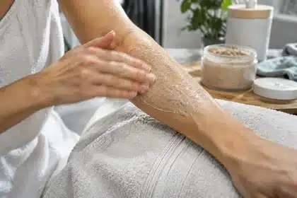 Gommage visage et corps : est-ce utile et à quelle fréquence le faire ?