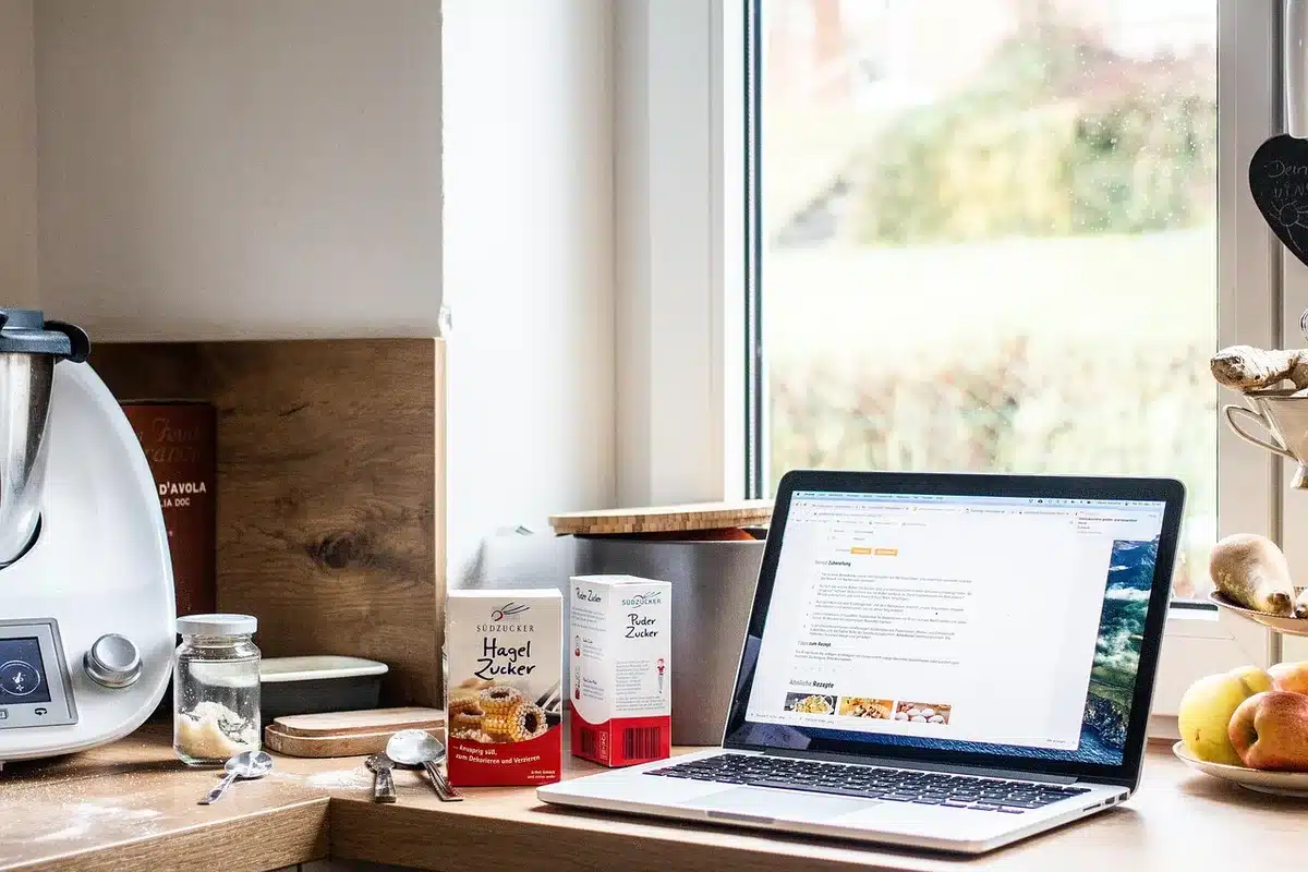 Crédence de cuisine en zellige avec plan de travail en bois