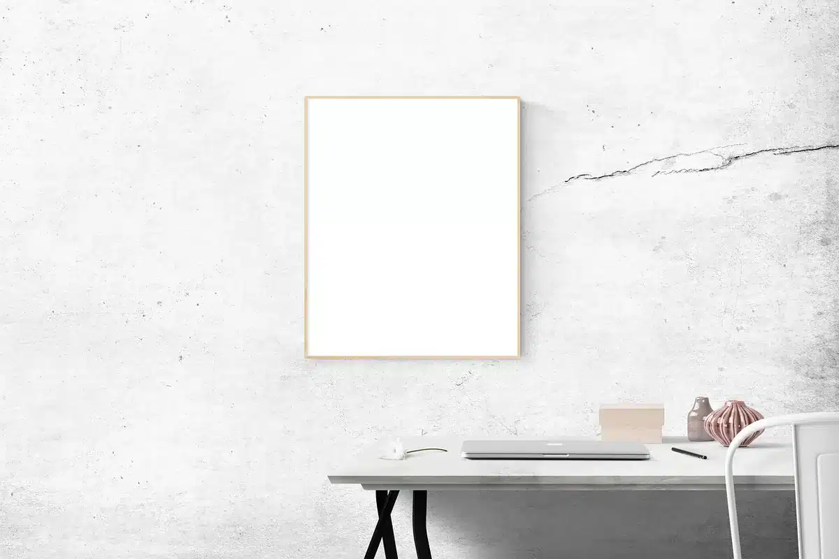 Psychologue avec tests et fiches sur un bureau lumineux lors d'une évaluation