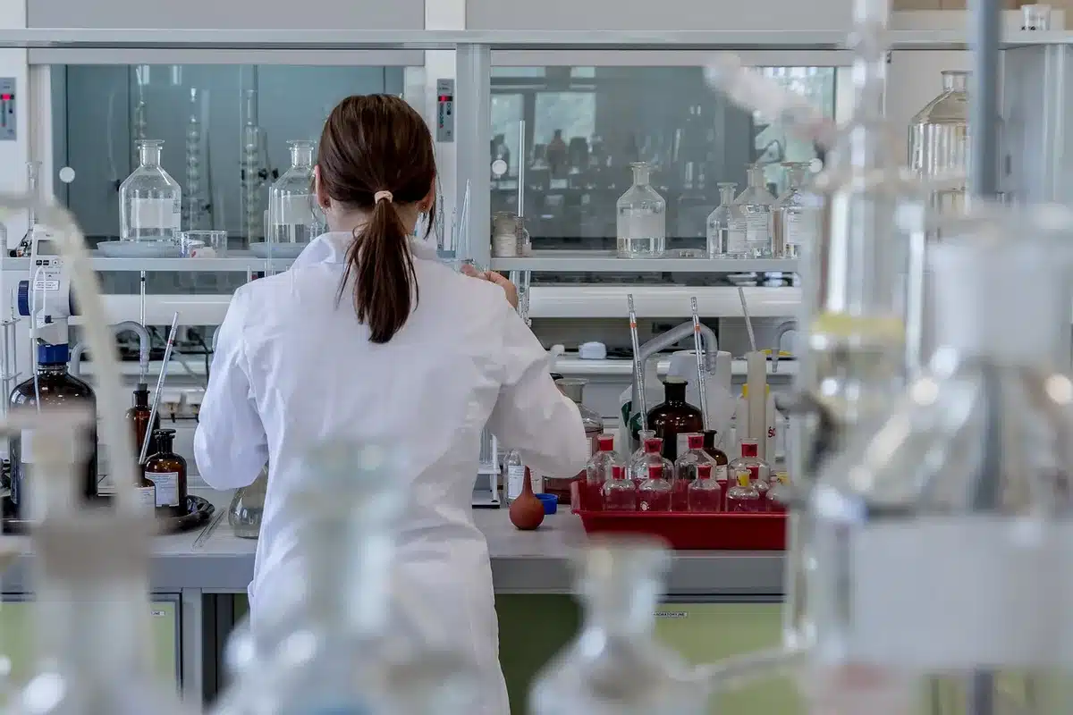 Main appliquant un produit sous le bras près de la peau