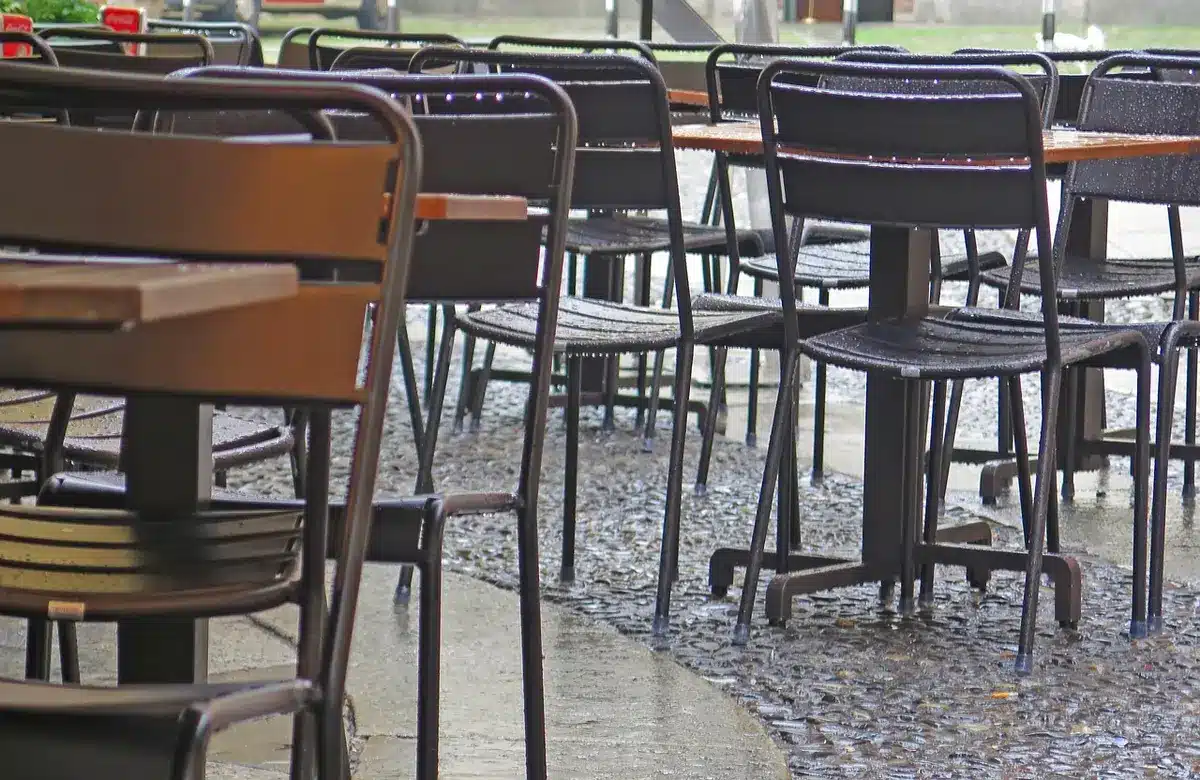 Personne assise sur une chaise prête à réaliser le test assis-debout