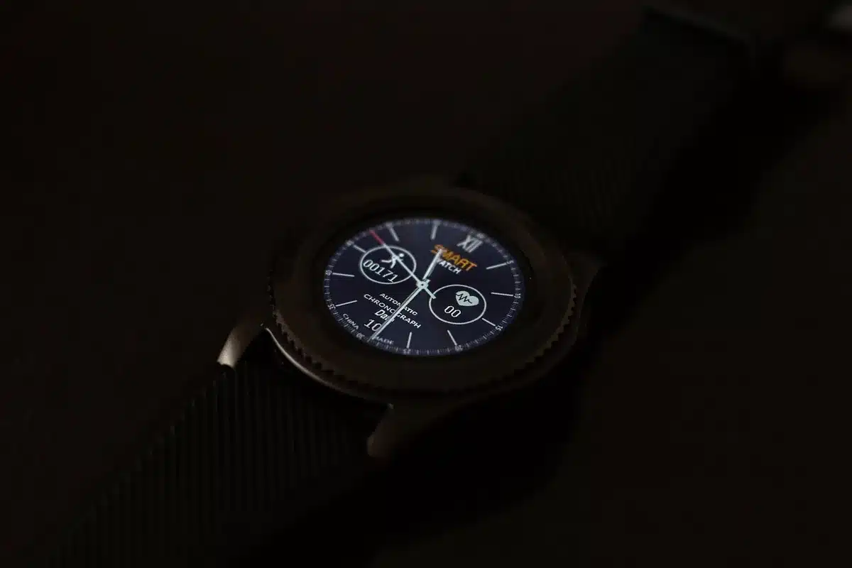 Montre cardio au poignet mesurant le rythme après un effort