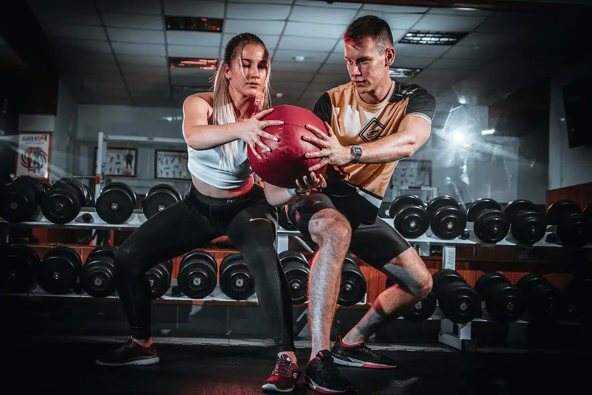 Personne réalisant des squats contrôlés pour renforcer les jambes