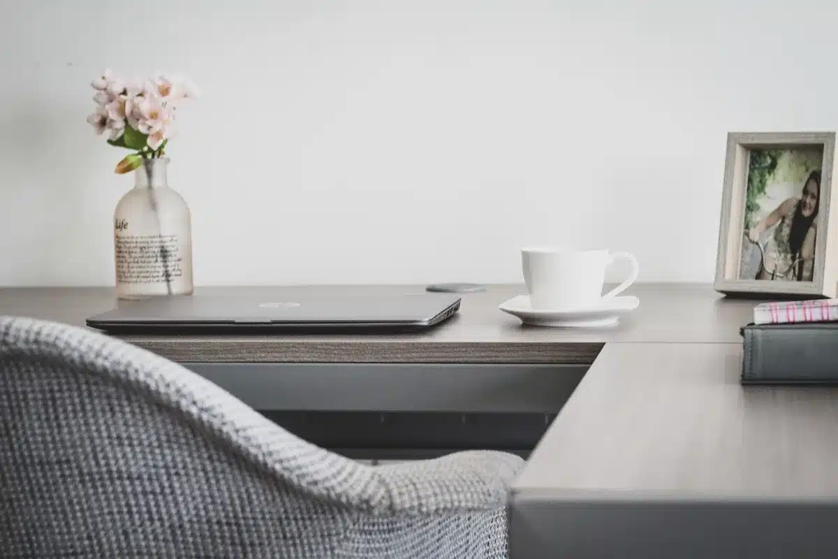 Personne faisant des étirements près d'un bureau en journée