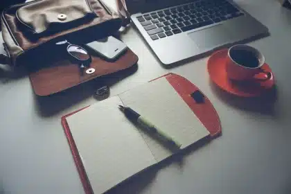 Carnet de suivi des règles posé sur un plan de toilette en journée