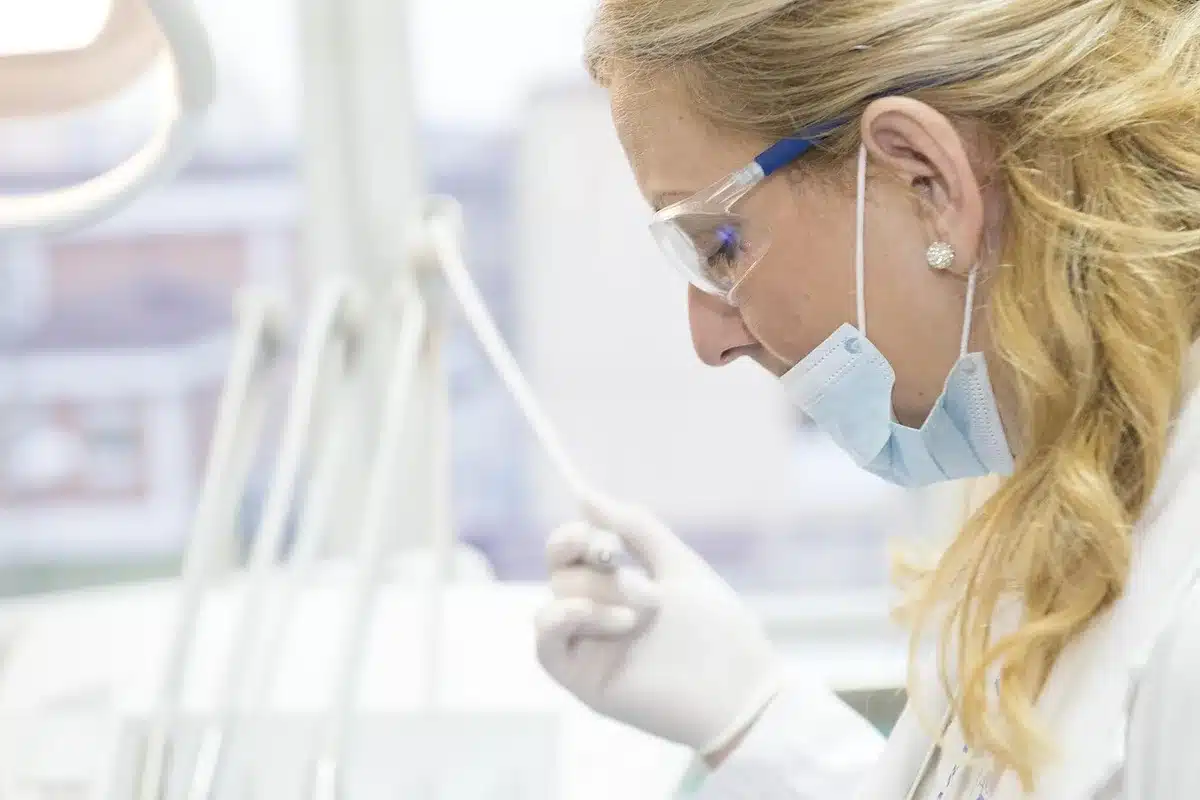 Prick test réalisé sur l'avant-bras avec gouttes et légère piqûre