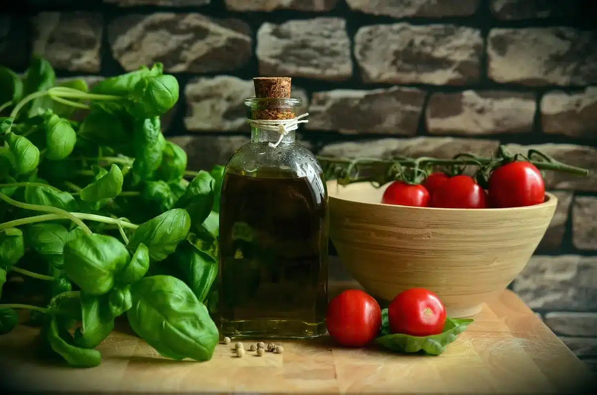 Assiette de légumes frais et fruits riches en potassium pour réduire le sel