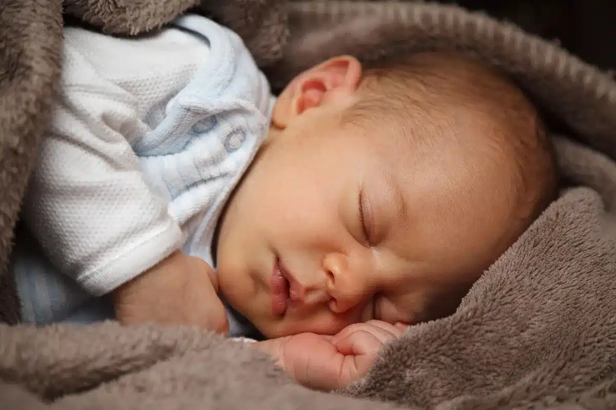 Moniteur près d'un bébé couché, illustrant la surveillance respiratoire