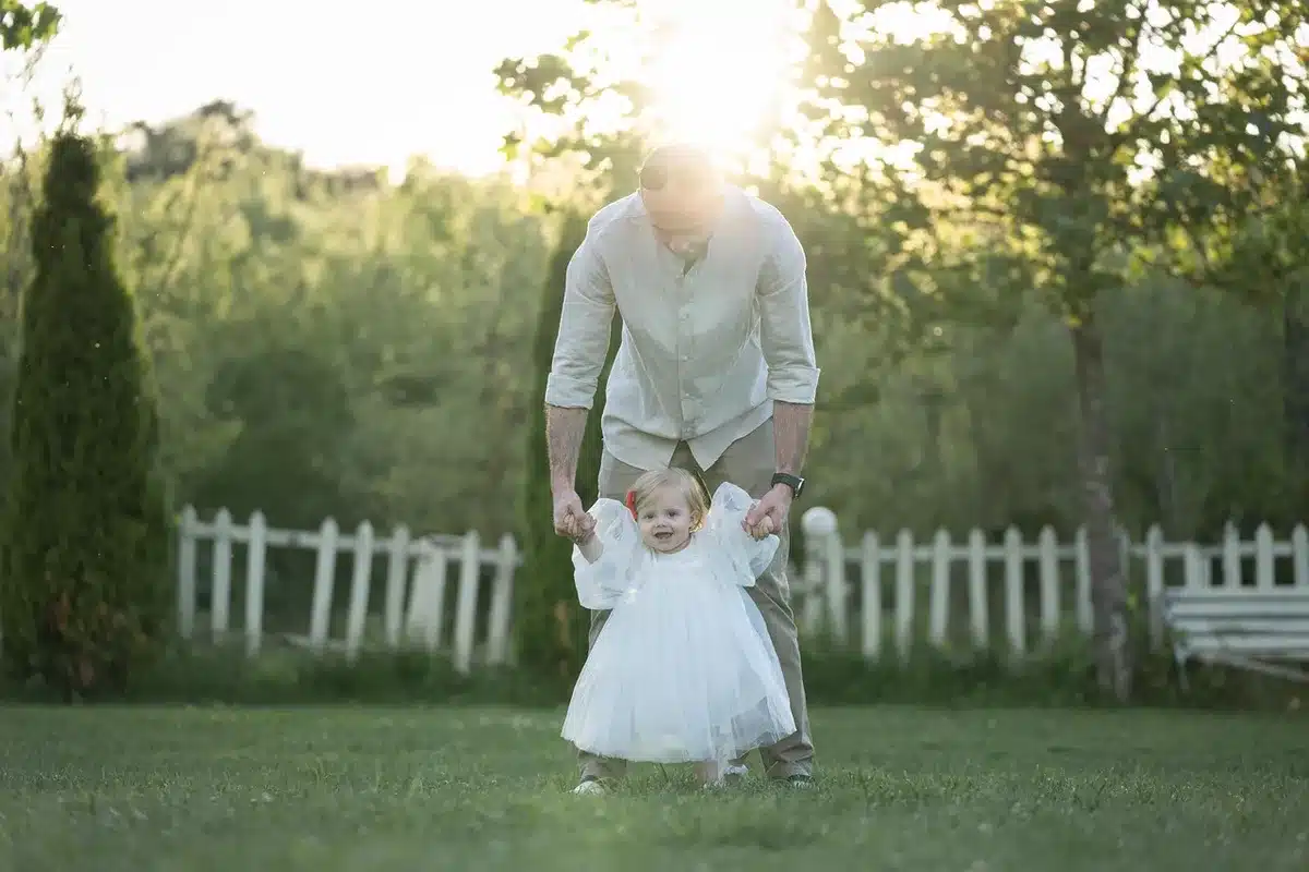 Parent prenant une pause assis près du lit bébé, cherchant du soutien